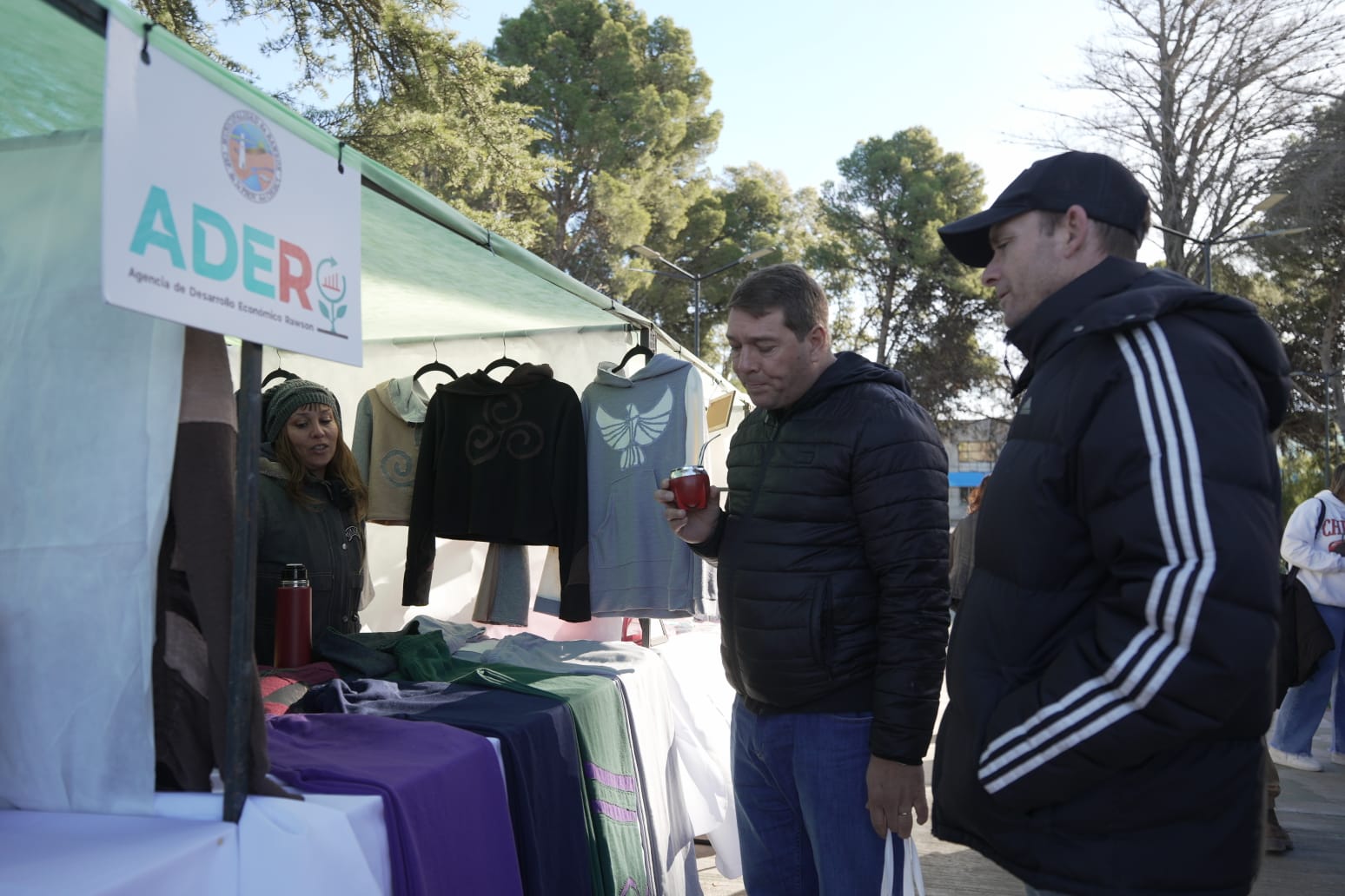 Biss y Vosecky recorriendo los stands.