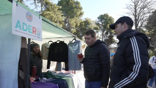 Biss y Vosecky recorriendo los stands.