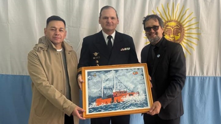 Autoridades municipales junto a la autoridad naval.