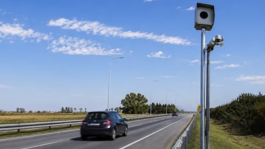 Los radares “punto a punto” miden la velocidad constante del vehículo entre dos tramos del camino. Foto: Agencia NA (Freepik).