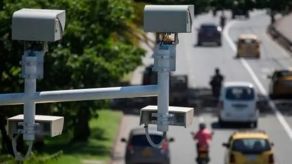 Los nuevos radares que podrían instalarse en Argentina ya se usan en rutas europeas. Foto: Freepik.