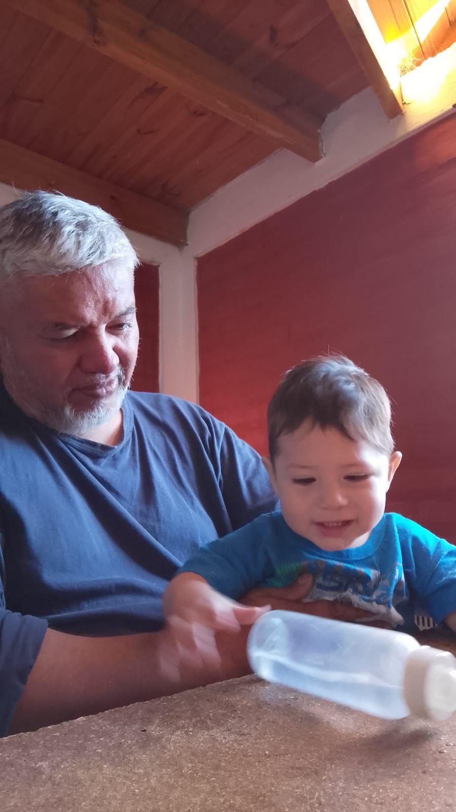José Vargas y su nieto Elias.