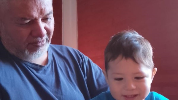 José Vargas y su nieto Elias.
