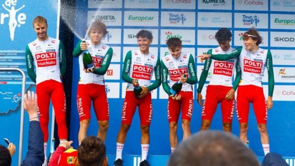 En el medio, Fabrizio celebra el título obtenido junto a su equipo. 