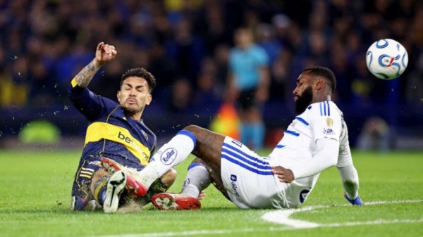 Gerson se fue expulsado por esta patada sobre Paredes.