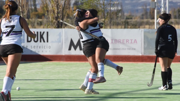 Las chicas de Pico FC festejan la victoria ante Portugués. (Fotos: Sergio Esparza/Jornada Medios).
