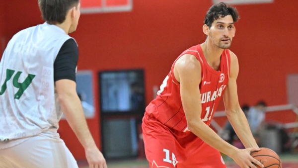 Debutó el pivote Franco Pennacchiotti (2,05m) en  Huracán. (Foto: Daniel Feldman/Jornada Medios).