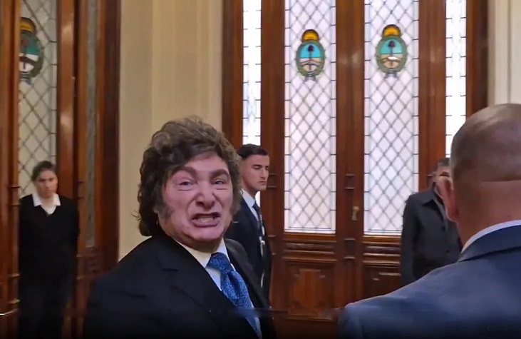 "¡Chorros!", le gritó Milei a los periodistas en el Congreso, donde fue a apoyar a Adorni.