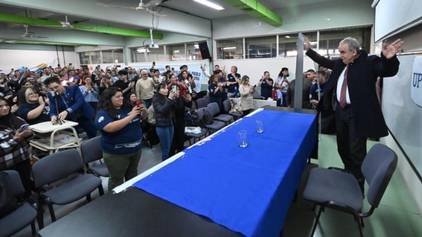 El dirigente peronista encabezó una charla en la UNPSJB. Foto: Daniel Feldman.