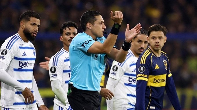 Penal no cobrado y gol anulado por mano a Boca en el final por Valenzuela fueron las polémicas de la noche.