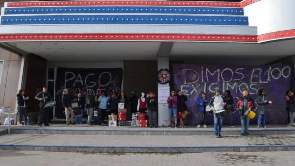 Los extrabajadores reclamando.
