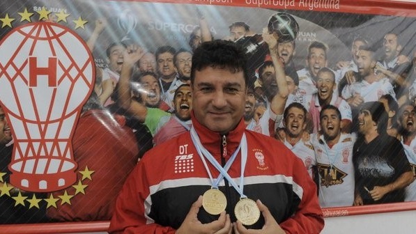 Néstor Apuzzo cuando tocó su gloria efímera en Huracán.