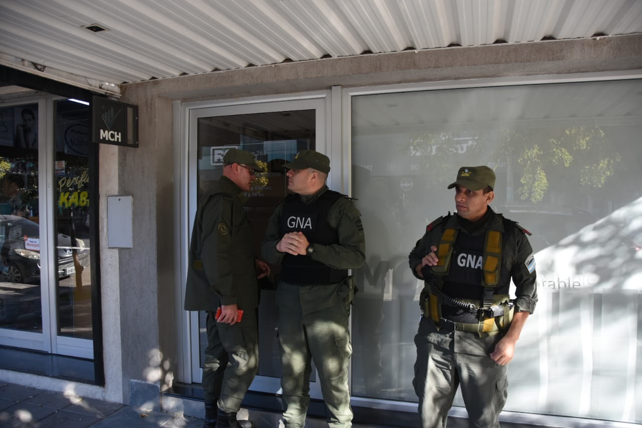 Gendarmería allanó un estudio contable en Trelew. (Foto: Sergio Esparza / Jornada)