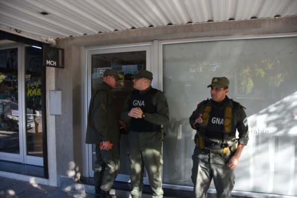 Gendarmería allanó un estudio contable en Trelew. (Foto: Sergio Esparza / Jornada)