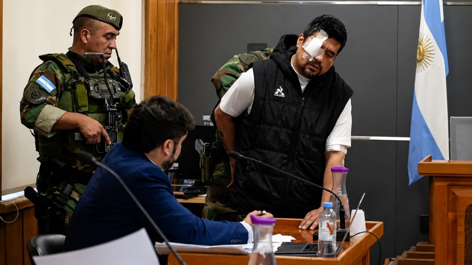 Alí González, con un parche en un ojo, en los Tribunales de Bariloche.