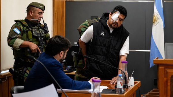 Alí González, con un parche en un ojo, en los Tribunales de Bariloche.