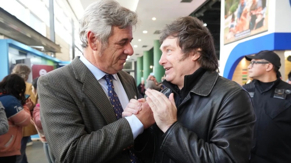 El Presidente, junto al titular de la Sociedad Rural Nicolás Pino.