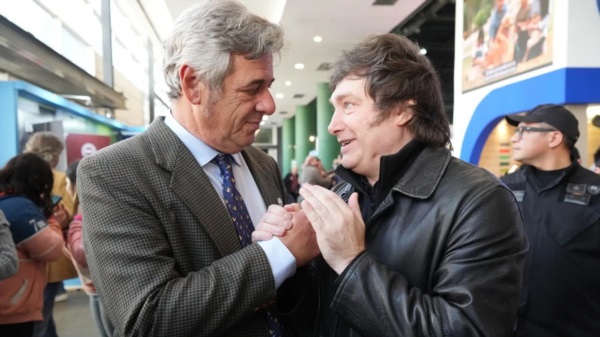 El Presidente, junto al titular de la Sociedad Rural Nicolás Pino.