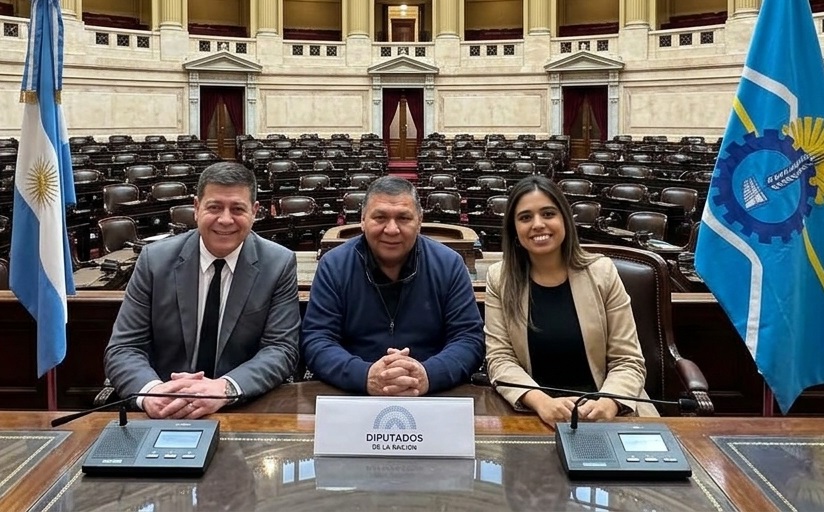 Sólo la IA puede juntar a Treffinger, Ávila y Frías junto a una bandera de Chubut.