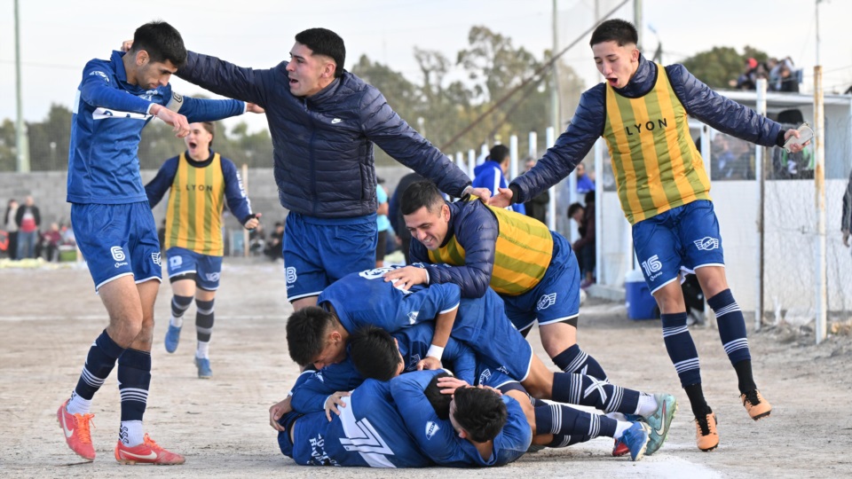 Newbery festeja el gol que lo mete en el próximo Regional. (Fotos: Daniel Feldman/Jornada).