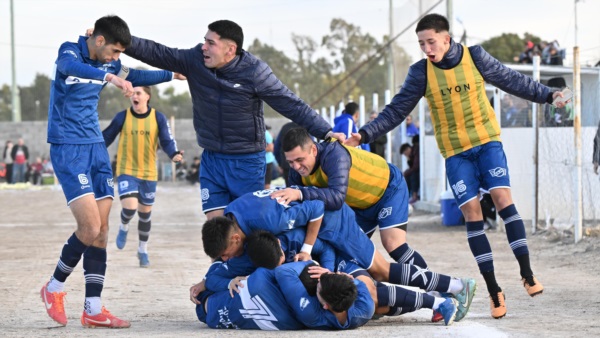 Newbery festeja el gol que lo mete en el próximo Regional. (Fotos: Daniel Feldman/Jornada).