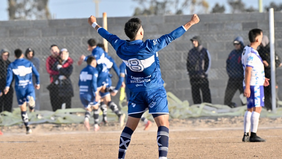 Newbery se lleva la clasificación de la cancha de Roca. (Fotos: Daniel Feldman/Jornada).