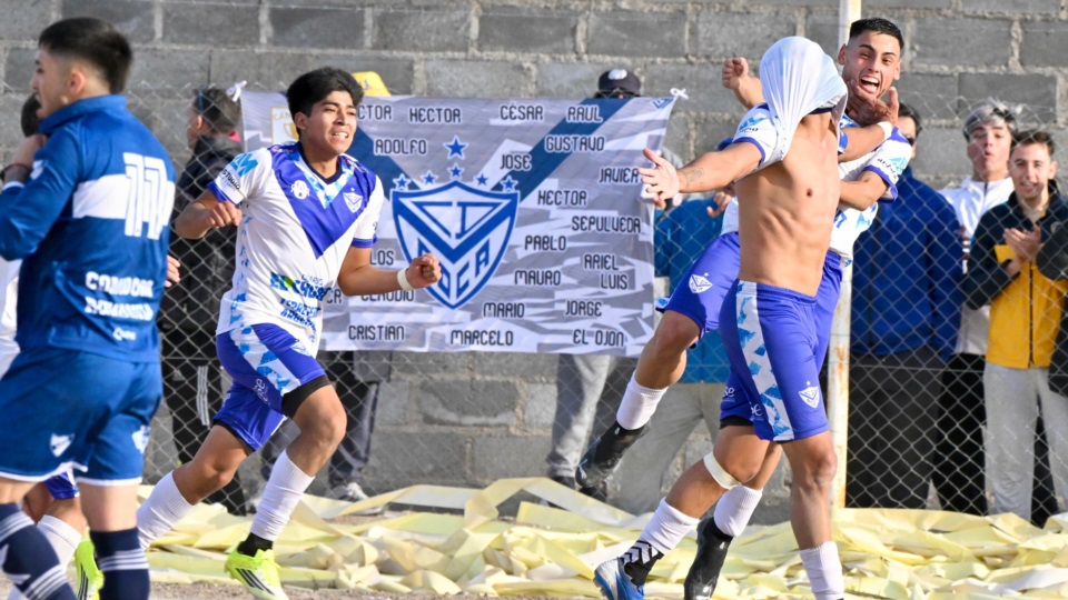 El "Tochi" Salinas convirtió un verdadero golazo para el tercero del Roca. (Fotos: Daniel Feldman/Jornada).
