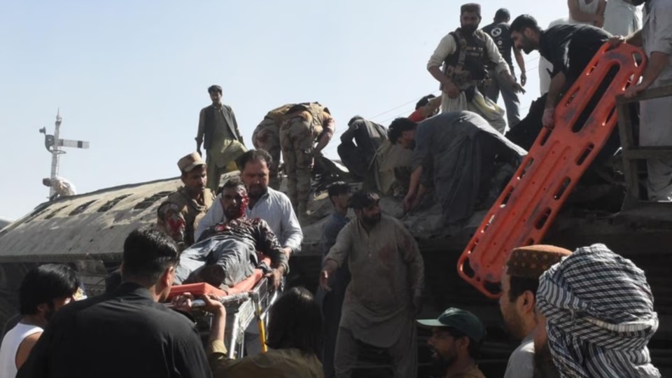 La explosión destruyó un vagón ferroviario en una de las regiones más postergadas y conflictivas del suroeste pakistaní.