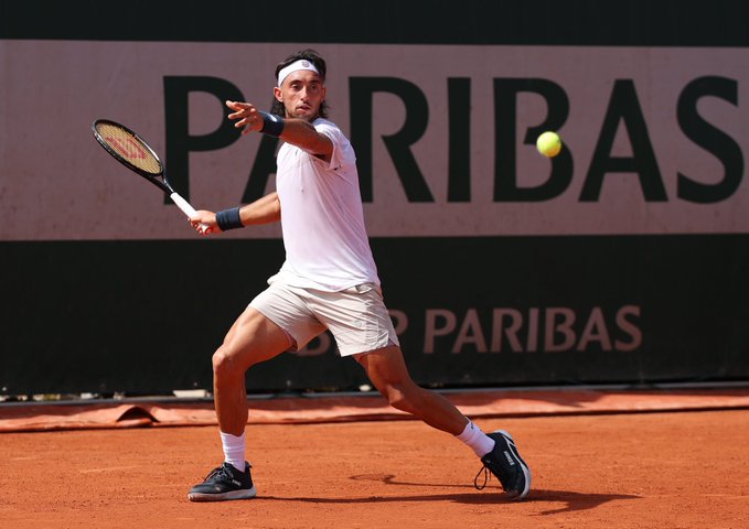 Tirante firmó un gran debut en Roland Garros tras derrotar al español Llamas Ruíz en un extenuante partido.