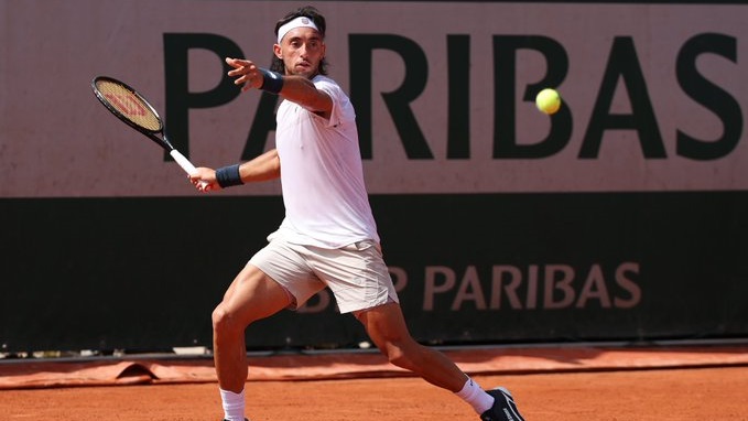 Tirante firmó un gran debut en Roland Garros tras derrotar al español Llamas Ruíz en un extenuante partido.