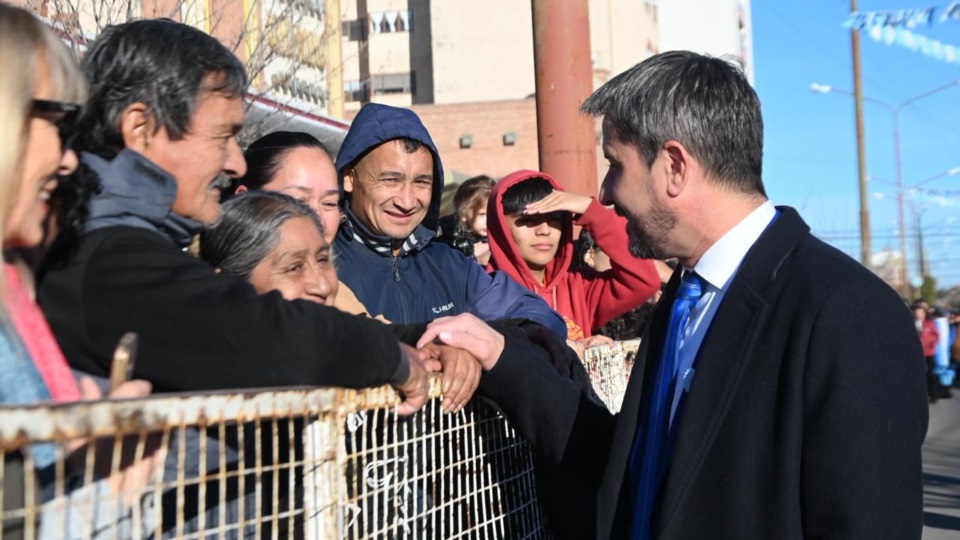 El intendente saludando a vecinos.