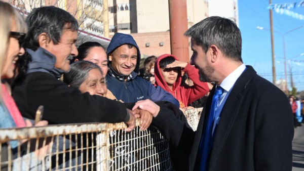 El intendente saludando a vecinos.
