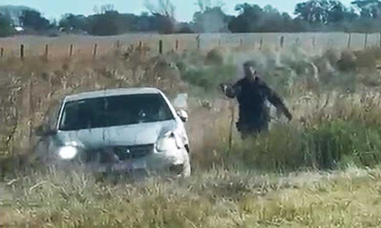 A los balazos. Un policía trata de detener al fugitivo disparando a sus ruedas.