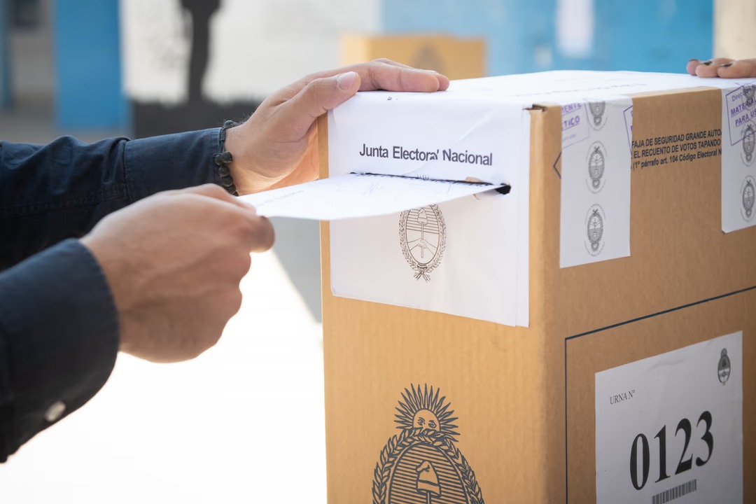 A poco más de un año de las elecciones generales, Milei lograría un 37% de adhesiones, pero un 61,5% prefiere “buscar un cambio a lo que ocurre en el país”.