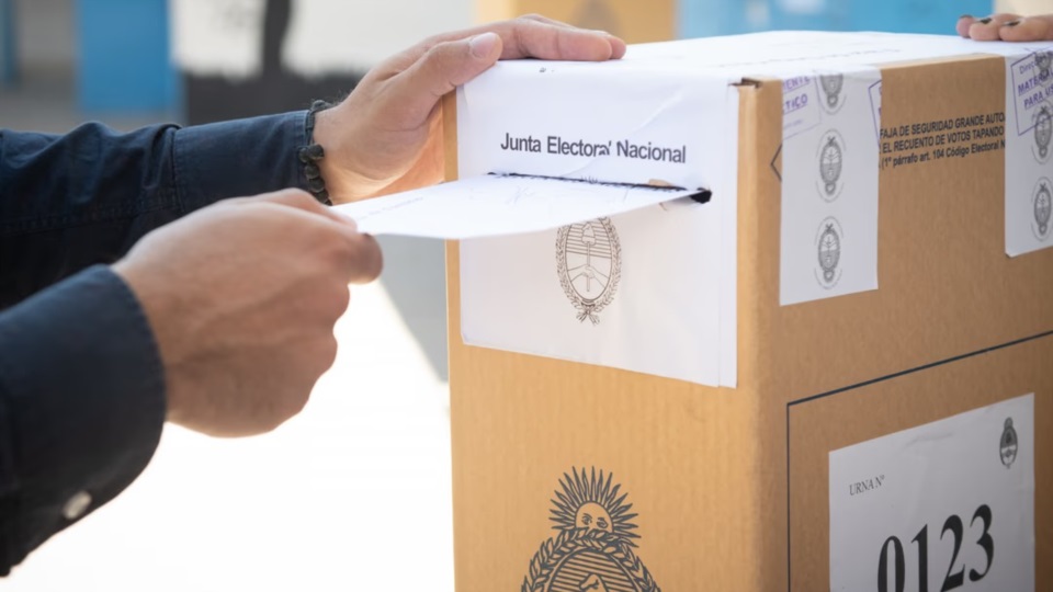 A poco más de un año de las elecciones generales, Milei lograría un 37% de adhesiones, pero un 61,5% prefiere “buscar un cambio a lo que ocurre en el país”.