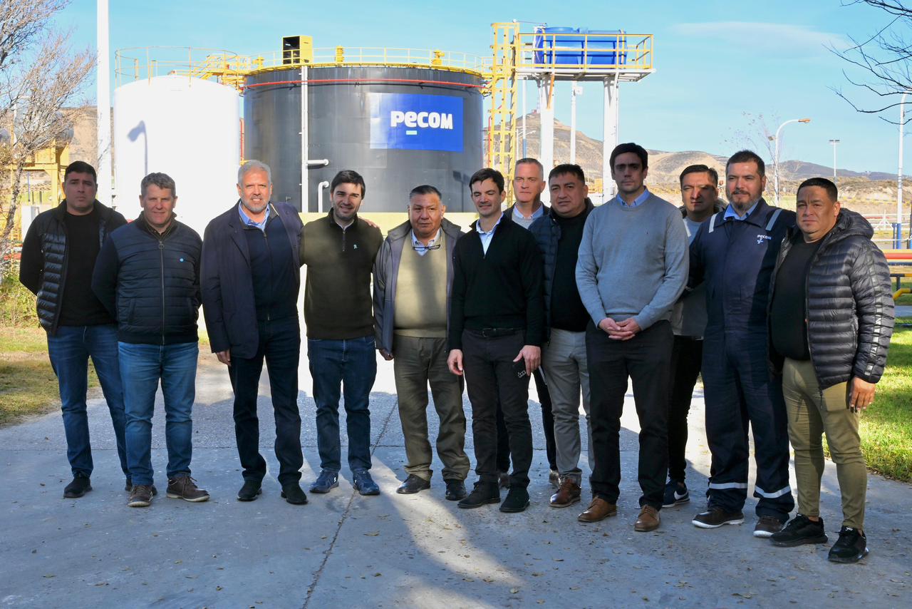 Torres en las instalaciones de PECOM en Manatiales Behr.