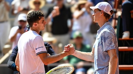 Juan Manuel Cerundolo avanza a la siguiente ronda tras una victoria en cinco sets sobre un Jannik Sinner físicamente mermado.