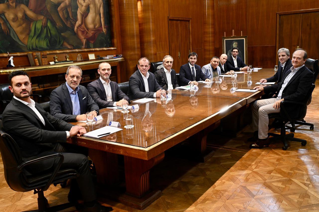 Torres con Caputo en el ministerio de Economía.