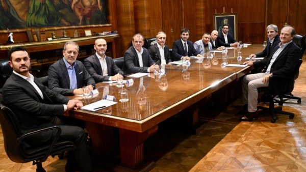 Torres con Caputo en el ministerio de Economía.