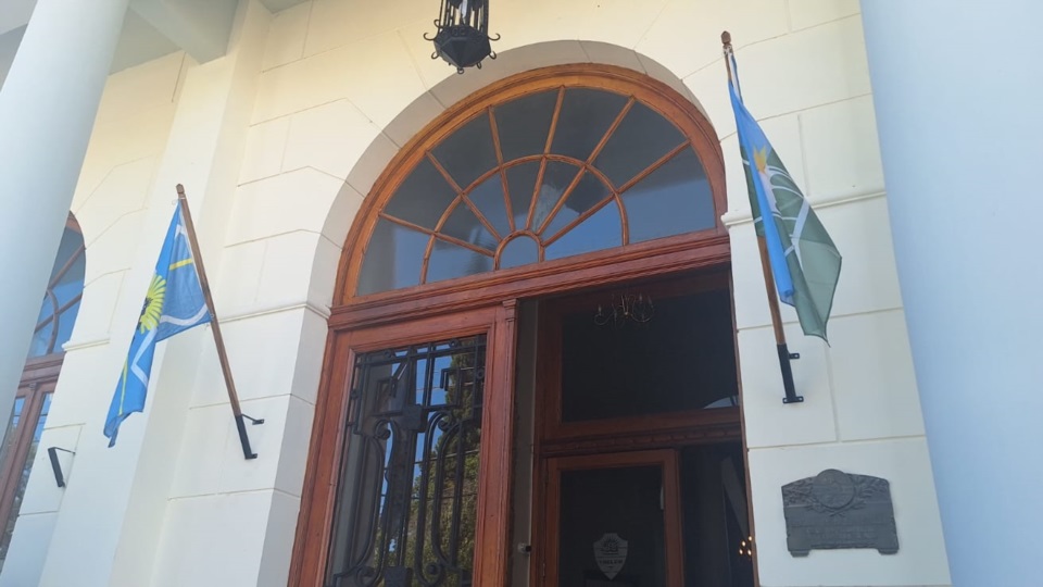 El empleado cesanteado pertenecía al Municipio de Trelew.