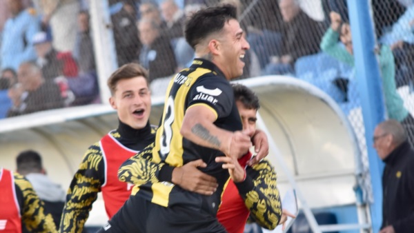 Ayala festeja su gol ante Racing de Córdoba.
