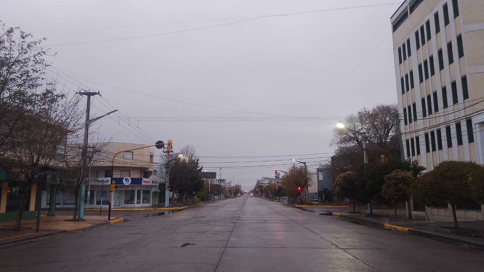 Trelew amaneció con un paisaje melancólico. Lluvioso, nublado y sin gente.