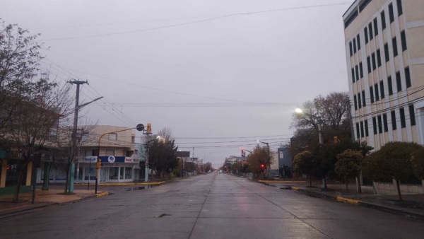Trelew amaneció con un paisaje melancólico. Lluvioso, nublado y sin gente.