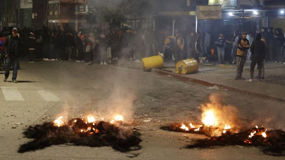 La manifestación en barrio General Mosconi incluyó duros reproches a las autoridades provinciales y terminó con piedrazos, gases y balas de goma.