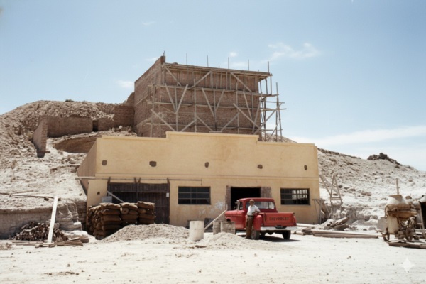 Construcción de la Calera "La Alicia" de Trelew en 1961. Su creador Jorge Luis Marzullo. (Imagen llevada a color con IA)