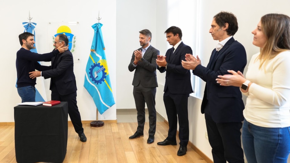 Torres saluda a Wisky. Aplauden Paz, Arbeletche, Arnaudo y Contardi.