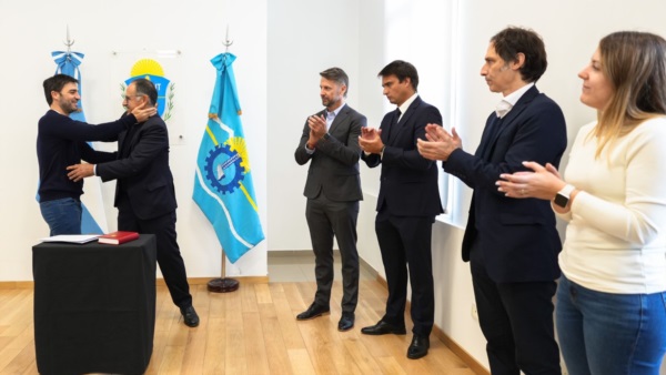 Torres saluda a Wisky. Aplauden Paz, Arbeletche, Arnaudo y Contardi.
