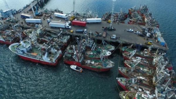 Barcos amarrados en el muelle.