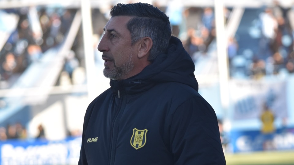 Cristian Díaz prepara el equipo para viajar a Salta y enfrentar a un equipo que viene a los tumbos. (Foto: Daniel Feldman/Jornada).