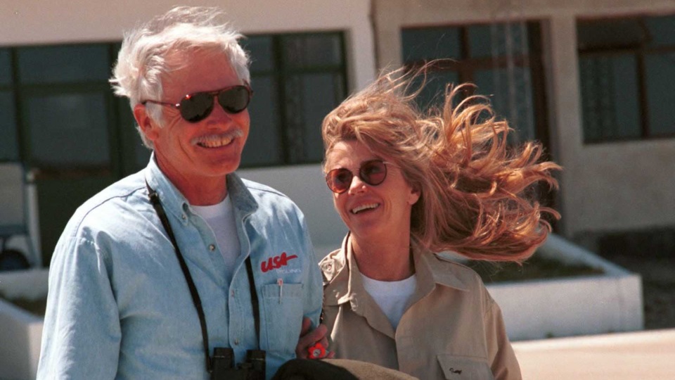 Ted Turner junto a su esposa, la actriz Jane Fonda en septiembre de 1997 cuando llegaban al aeropuerto de Puerto Madryn. (Foto: Daniel Feldman)